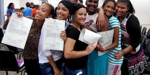 Van die matrikulante van 2014 wys met trots (en dalk 'n bietjie verligting) hul uitslae.